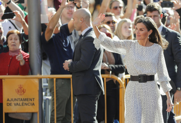 La Reina Letizia a su llegada a la ceremonia de entrega de la XXXIV edición de los Premios Rei Jaume I