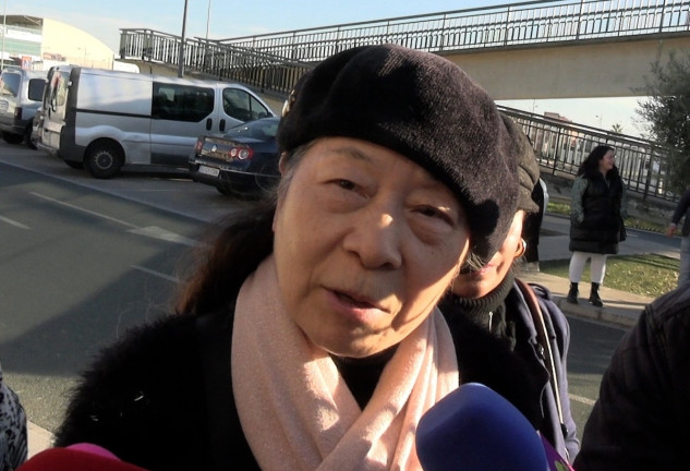 Junko hablando ante los medios tras el fallecimiento de Bernardo Pantoja