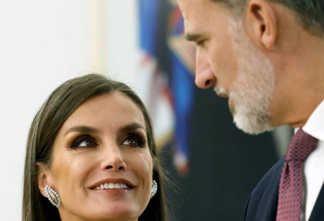 Letizia mira atentamente a su marido, el rey Felipe VI.