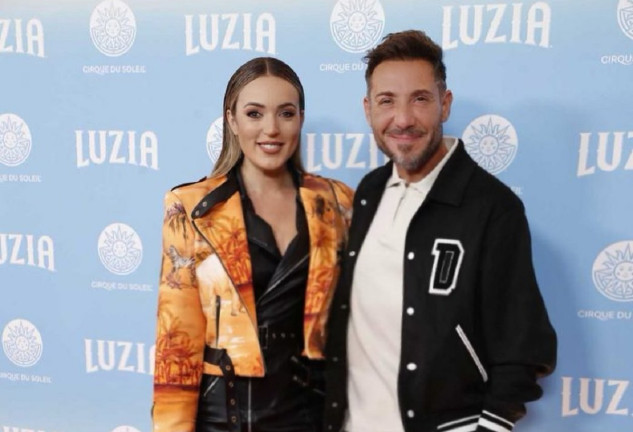 Marta Riesco y Antonio David posando en un photocall.