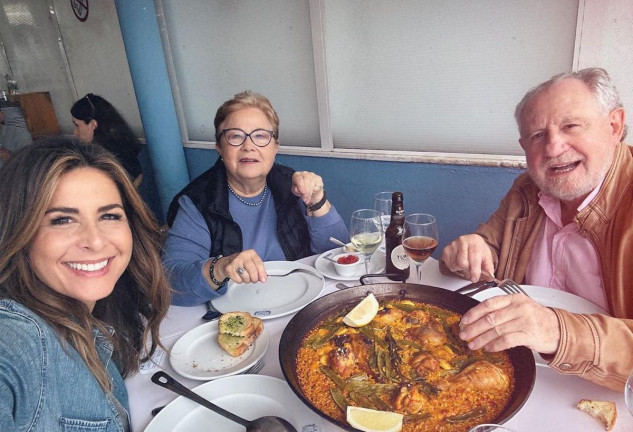 Nuria Roca con sus padres, en imágenes subidas en redes.