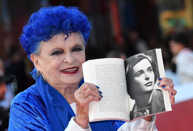 Lucía Bosé, con su libro de memorias.