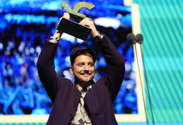 Manuel Carrasco levantando un premio Ondas