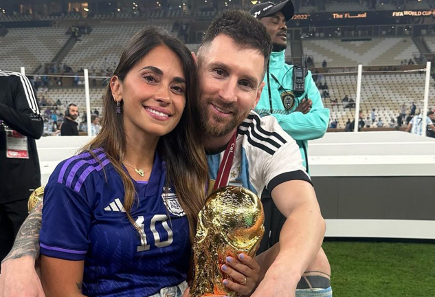 Leo Messi Antonela Roccuzzo con la copa del mundial