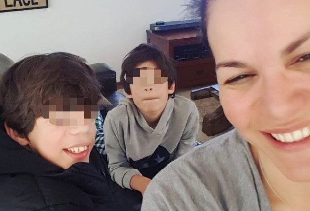 Fabiola Martínez posando con sus hijos Quique y Carlos