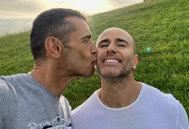 Jesús Vázquez besando a su marido Roberto