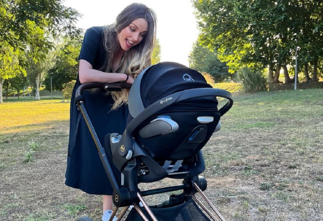 Anna Simon, con el carrito de su bebé.