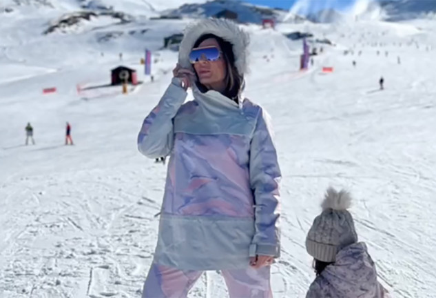 Raquel Bollo en la nieve con su nieta.