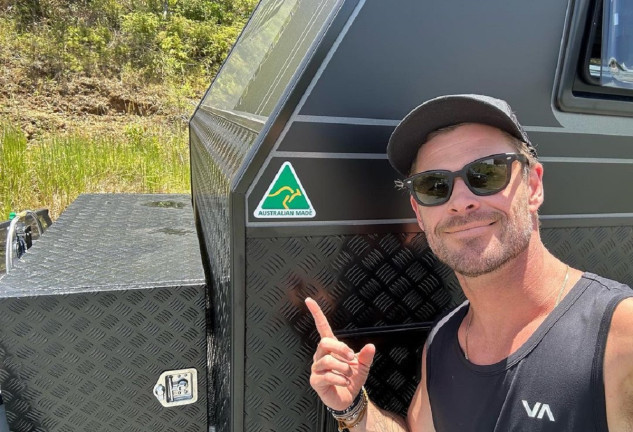 Chris Hemsworth posa, feliz, ante su gran caravana.