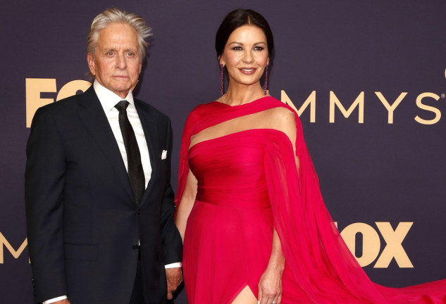 Michael Douglas y Catherine Zeta-Jones, en la alfombra roja de los Emmy.