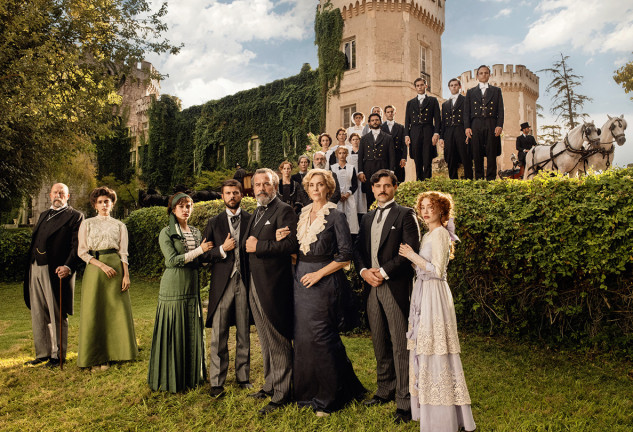 El reparto de la serie la promesa posando en los espectaculares jardines del palacio El Rincón.