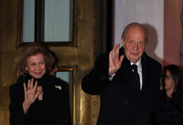 La Reina Doña Sofía y el Rey Don Juan Carlos de Borbón salen del restaurante donde se ha celebrado una cena, a 15 de enero de 2023, en Atenas (Grecia)