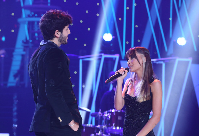 Sebastián Yatra y Aitana cantan juntos en tb en 2021.