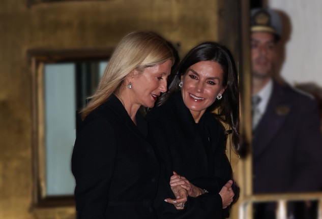 La Reina Letizia y Marie Chantal Miller salen del restaurante donde se ha celebrado una cena, a 15 de enero de 2023, en Atenas (Grecia)