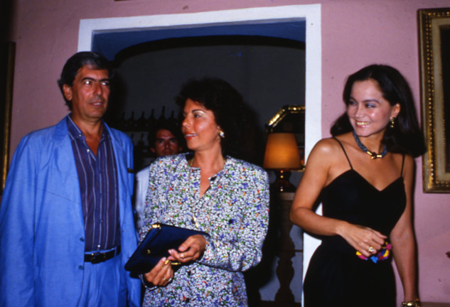 Mario Vargas Llosa con su esposa Patricia e Isabel Preysler.