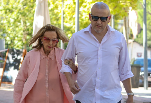 María Teresa Campos y Gustavo, paseando por Madrid.