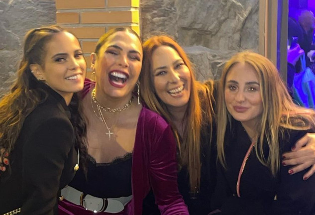 Gloria Camila, Amor Romeira, Chayo Mohedano y Rocío Flores se reúnen (@rosariomohedano)