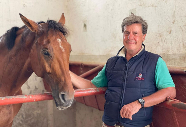 Cayetano Martínez de Irujo con su caballo.