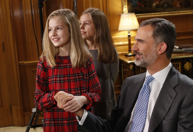 Felipe VI, en una imagen de archivo, agarrando la mano de su hija Leonor.