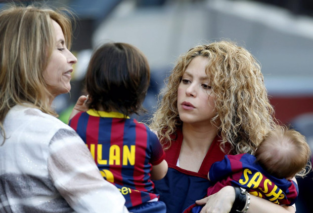 La cantante colombiana Shakira (d) y sus dos hijos, Milan y Sasha, momentos antes de empezar el partido de fútbol entre el FC Barcelona y el Valencia FC disputado esta tarde en el Camp Nou, en Barcelona