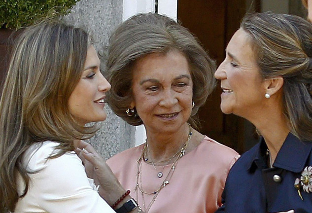 Letizia y Elena se saludan en presencia de la reina Sofía.