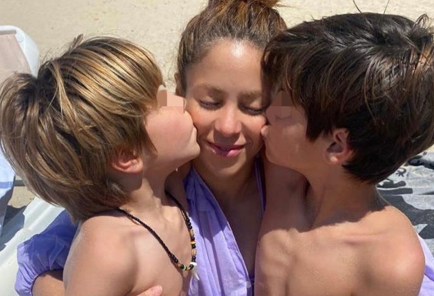 Milan y Sasha dan un beso a su madre, Shakira.