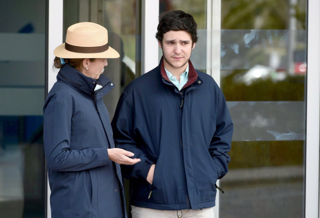 La infanta Elena, junto a su hijo Felipe Juan Froilán, a la salida del Hospital Universitario La Moraleja (2018)