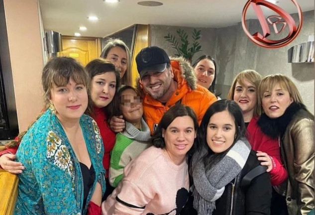 David Bustamante en un bar con su club de fans de Cantabria