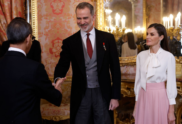 Letizia y el Rey dando la mano al embajador iraní