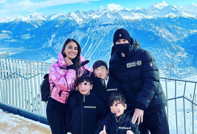 Messi y Antonela en los Alpes con sus hijos.