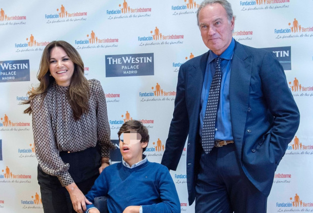 Kike Osborne, en un evento con sus padres, Bertín y Fabiola.