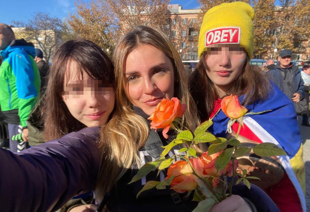Laura de Chiclana con dos niñas en Ucrania.
