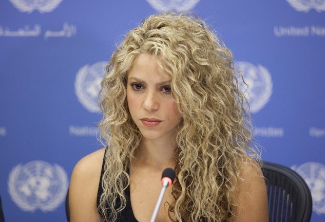 Shakira, con expresión seria, en un evento benéfico en Estados Unidos