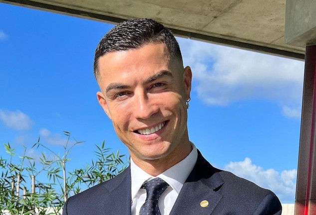 Cristiano Ronaldo posa con un reloj caro de su colección.