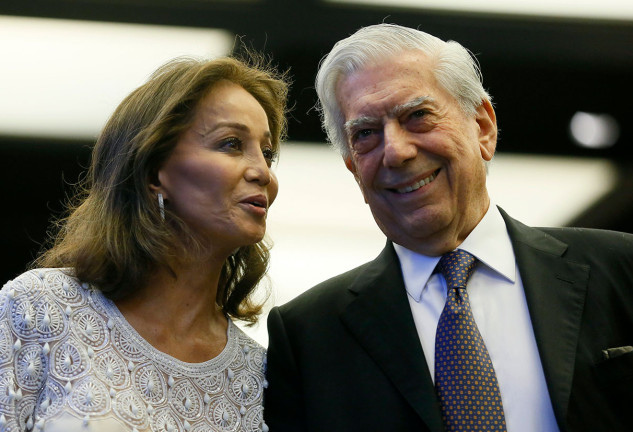Isabel Preysler charlando y sonriendo junto a Mario Vargas Llosa