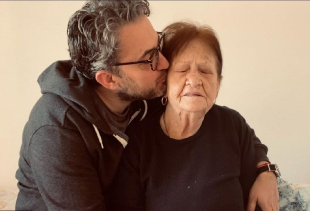 Máximo Huerta junto a su madre, en una imagen de redes sociales.