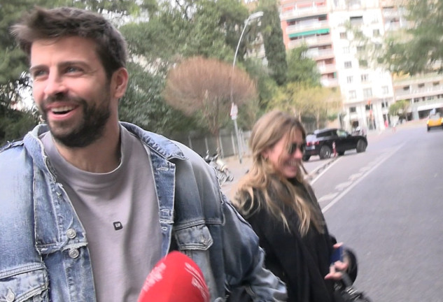 Gerard Piqué y Clara Chía pasean cogidos de la mano en Barcelona