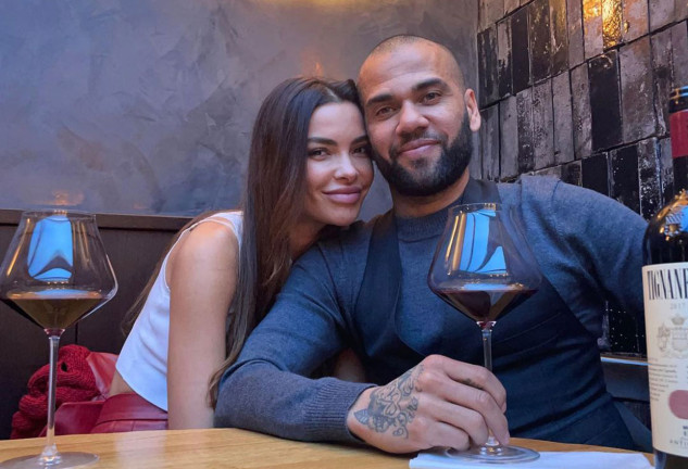 Dani Alves tomando una copa de vino con su mujer Joana