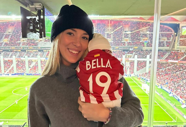 Alice Campello con su bebé en brazos en el estadio de fútbol