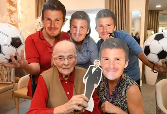 Mona Harris seguidora de 102 años de David Beckham en una fiesta en su residencia