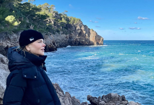 Nicole Kideman mirando al mar en Mallorca.