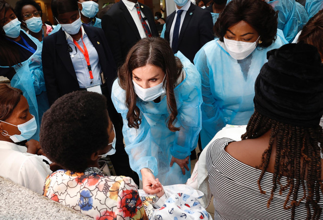 Reina Letizia hablando con una paciente de un hospital de Angola