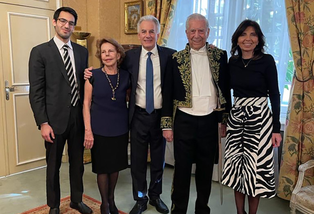 Vargas Llosa con su exesposa Patricia Llosa y su familia en París.