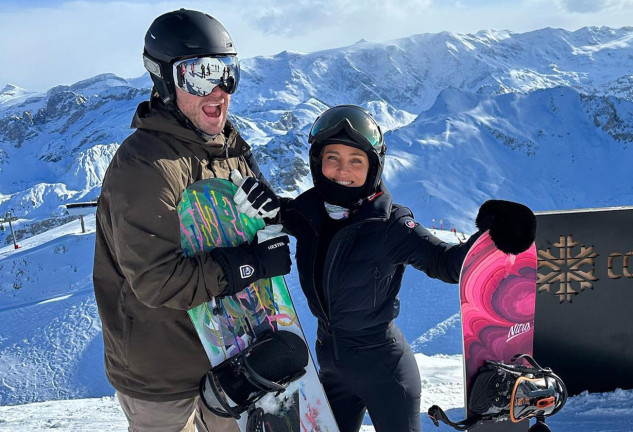 Chris Hemsworth y Elsa Pataky en familia esquiando en la nieve