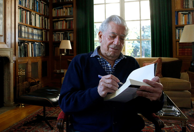 Mario Vargas Llosa en casa de Isabel Preysler firmando un libro.