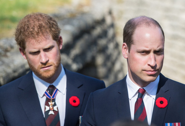 El Príncipe Harry y Guillermo de Cambridge durante la ceremonia del centenario de la batalla de Vimy Ridge, el 9 de abril de 2017 en Lille, Francia.