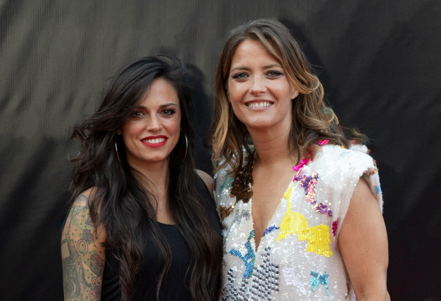 María Casado posando con su pareja Martina DiRosso