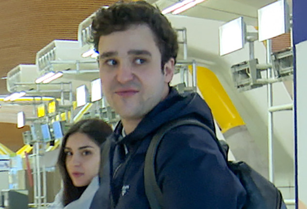 Froilán en el aeropuerto acompañado por su amiga Belén Perea