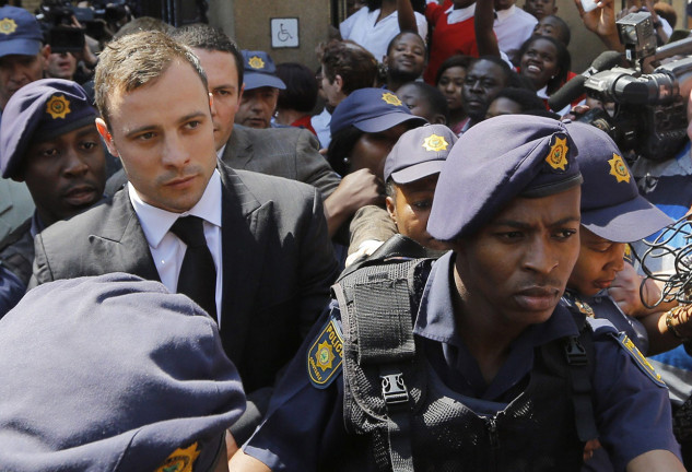 Oscar Pistorius rodeado de policias