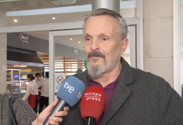 Miguel Bosé tiene una mala reacción ante los reporteros